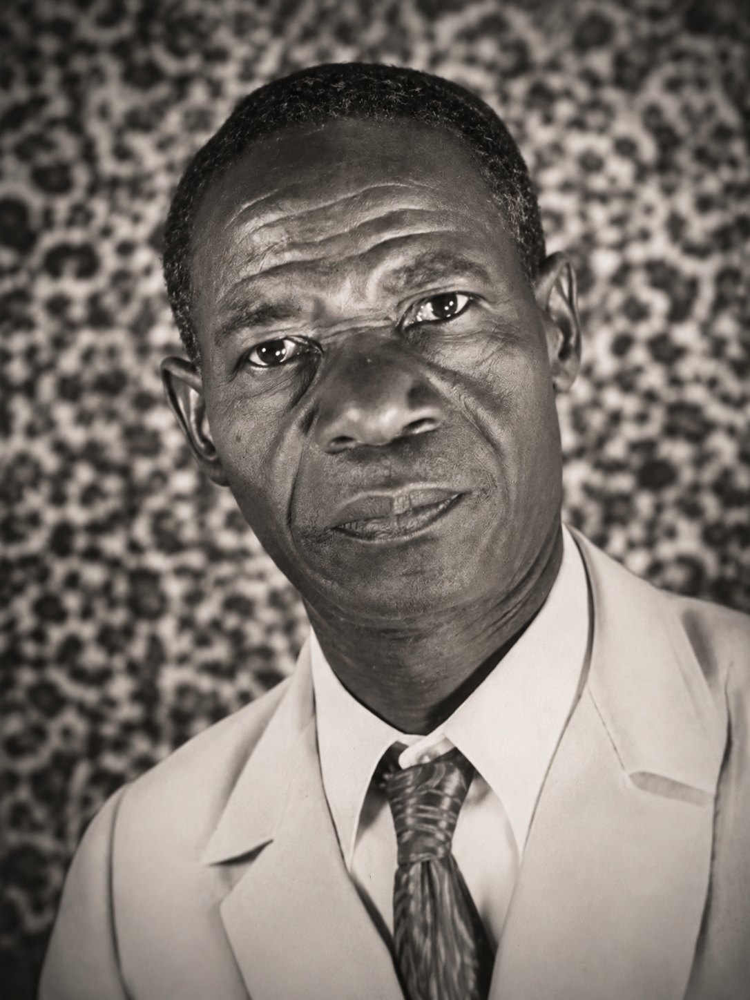 Portrait photographique de Kougnia Jacques, fondateur de la caisse familiale
